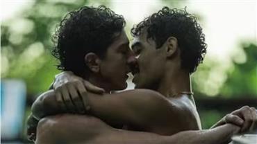 Ator da Globo protagoniza cena gay picante em série: "Beijo Grego"; confira