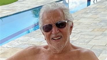 Esposa de Carlos Alberto de Nóbrega rebate questionamentos sobre idade e publica foto do marido sem camisa