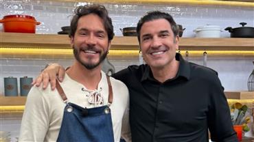 Eliezer mostra que também tem talento na cozinha e prepara salmão ao lado de Edu Guedes