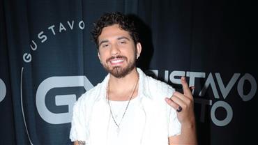 Gustavo Mioto fala de sua estreia como ator: "Ainda não cheguei na parte da aula em que aprendo beijo técnico"