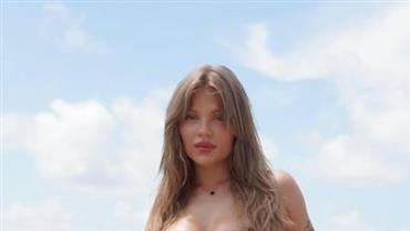 Luísa Sonza posa exibindo o corpão de biquíni fio-dental e post viraliza