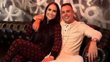 Após polêmica de prisão, cantora Perlla posa com o marido