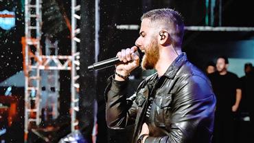 Zé Neto, da dupla com Cristiano, celebra ao pescar um peixe de 300 kg