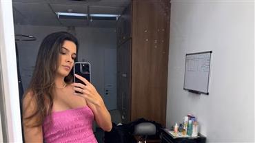 Narradora da Globo revela dificuldade em usar uniforme da emissora durante a gravidez: "Não está fácil"