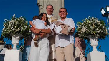 João Gomes e Ary Mirelle renovam votos e celebram batizado dos filhos no Cristo Redentor