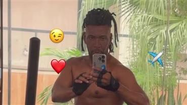 Aos 60 anos, Beto Jamaica, do grupo 'É o Tchan', exibe 'shape' ao posar sem camisa