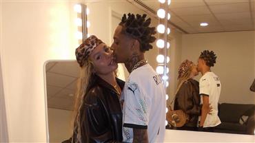 Oruam presenteia noiva com Fusca verde e momento viraliza na web; veja vídeo