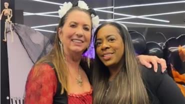 Margareth, mãe de Virginia posa ao lado da mãe de Vini Jr. em festa