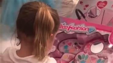 Filhas de Virginia Fonseca recebem presente do "tio Vini" e avó mostra reações