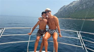 Aos 15 anos, filho de Cristiano Ronaldo ganha carro milionário do pai