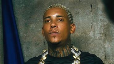 MC Poze surge com loira misteriosa deitada em seu colo após término com Vivi Noronha