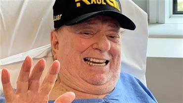 Raul Gil surge em restaurante após internação e posa com fãs; veja foto