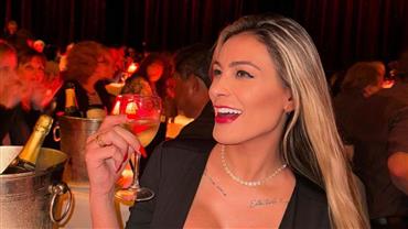 Andressa Urach presenteia influenciador casado com aparelho de masturbação: "Você é virgem"