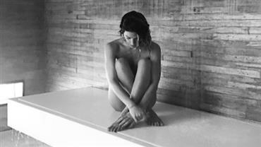 Giovanna Ewbank posa nua durante banho relaxante em spa: "Cuidando da alma"