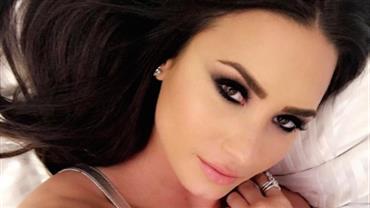 Demi Lovato posa decotada na cama e provoca seguidores com "diabinho"