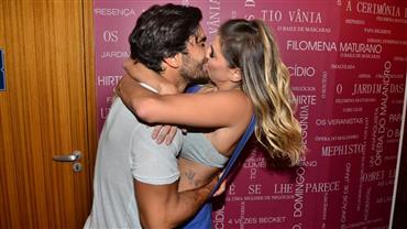 Deborah Secco dá beijão em Hugo Moura após estreia do marido no teatro