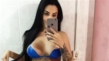 Jéssica Amaral faz selfie com biquíni de fita adesiva e exibe marquinha reveladora