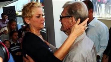 Com pai internado, Xuxa acusa hospital: "Erraram a dose de medicamento"