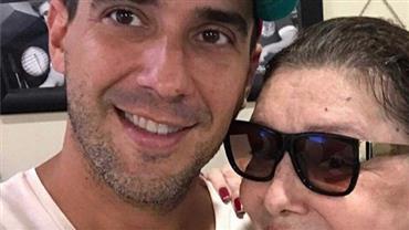 André Marques posa com a mãe e a parabeniza por aniversário: "Te amo"