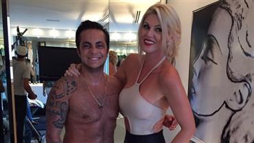Thammy Miranda exibe peito peludo e gominhos no abdômen em foto com Val Marchiori
