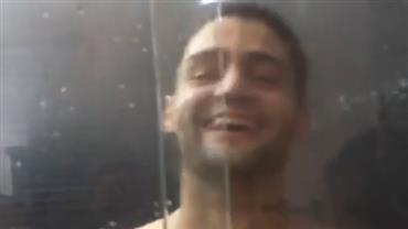 Mariano flagra Munhoz durante o banho e sertanejo deixa algo escapar