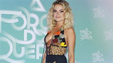 Decote 'rebelde' de Lua Blanco rouba a cena em festa de novela