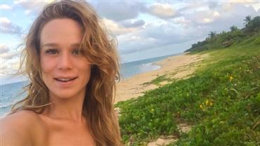 Mariana Ximenes posta foto rara na praia e internauta suspeita de topless: "Cadê o biquíni?"