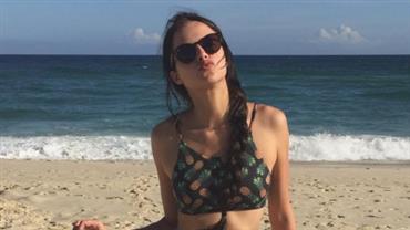 Agatha Moreira faz graça com o biquíni em clique na praia