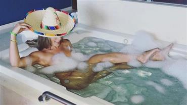 No México, Tati Minerato dispensa roupas em foto sexy com "sombrero"