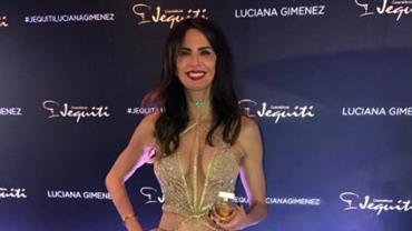 Luciana Gimenez surge com vestido deslumbrante em lançamento de perfume