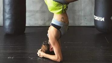 Isis Valverde mostra flexibilidade em foto de cabeça para baixo: "A onda da bananeira!"