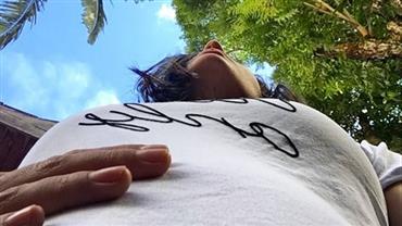 Grávida, Carol Castro tira selfie acariciando a barriga de cinco meses
