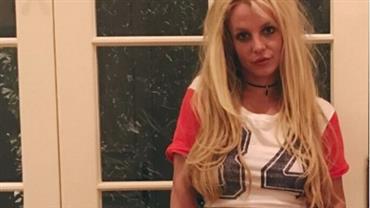 Britney Spears abaixa calça e deixa tatuagem secreta aparecer