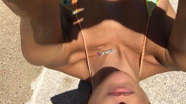 Deborah Secco aproveita dia de sol e posta selfie de biquíni nas redes sociais