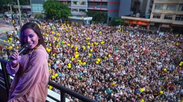 Anitta deixa pernas de fora e arrasta multidão em evento em SP