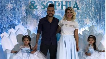 Dani Souza e Dentinho comemoram aniversário das filhas gêmeas na Ucrânia