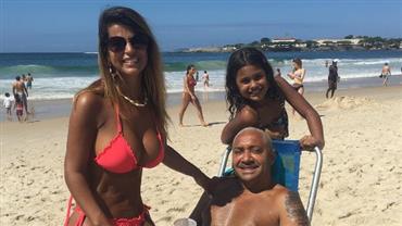 Tiririca posta foto em família e corpão da esposa chama a atenção dos fãs