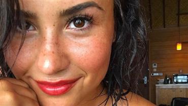 Natural, Demi Lovato sugere nudez e deixa sardas à mostra em foto