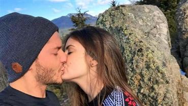 Klebber Toledo posa aos beijos com Camila Queiroz e dispara: "Dia do beijo todo dia"