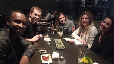 De férias, Tiago Leifert janta com a mulher, Thiaguinho e Fernanda Souza