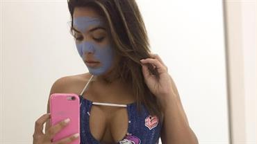 Geisy Arruda posa de biquíni com o rosto azul e brinca: "Parecendo um Smurf"