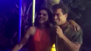 Thiago Martins canta para declarar seu amor no aniversário de Paloma Bernardi