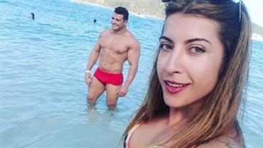 De biquíni, Priscila Pires rouba a cena em selfie com namorado sarado