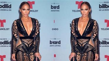 Com vestido revelador, Jennifer Lopez rouba a cena durante premiação em Miami