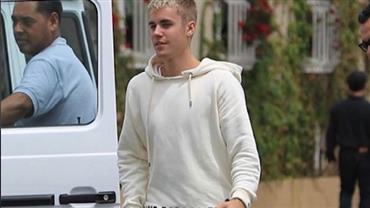 Justin Bieber não consegue entrar em vaga e pede ajuda para estacionar