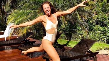 Paolla Oliveira brinca de maiô e bumbum perfeito fica à mostra em foto