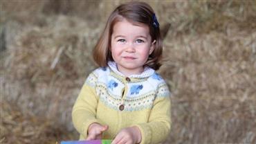 Família real divulga foto da princesa Charlotte ao comemorar seus 2 anos