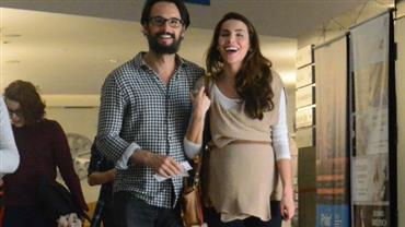 Grávida de Rodrigo Santoro, Mel Fronckowiak exibe barrigão em shopping