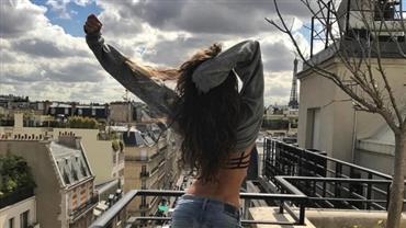 Izabel Goulart deixa "polpinha" do bumbum à mostra com calça rasgada