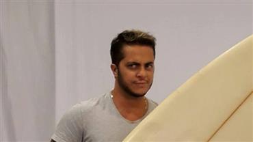 Thammy Miranda mostra resultado de transformação para viver surfista no teatro